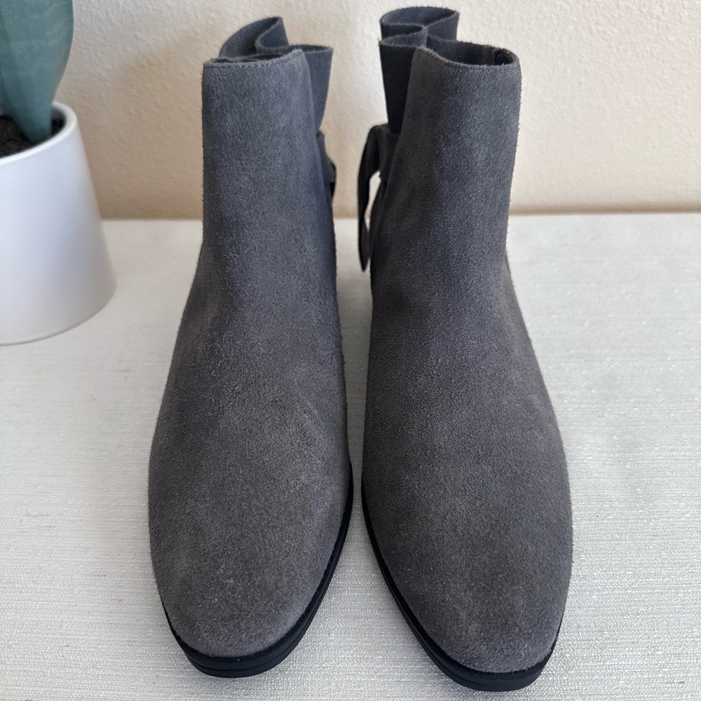 New Aerosoles Crosswalk Gray Suede Ruffled Ankle Booties Women’s 8M - Picture 2 of 14